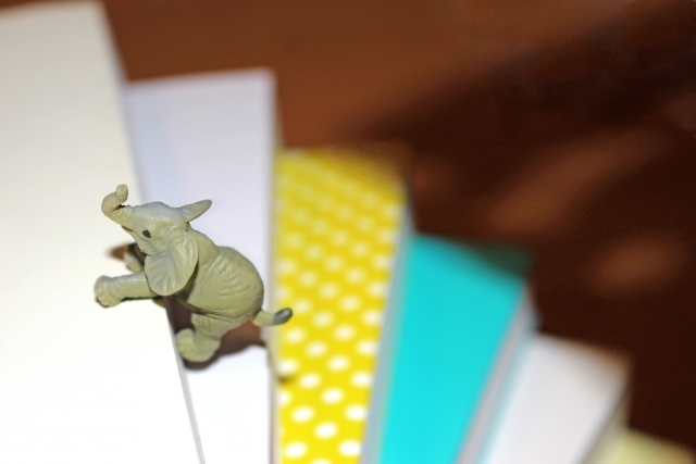 象が本をよじのぼる画像