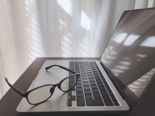 窓から差し込む日差しとパソコン