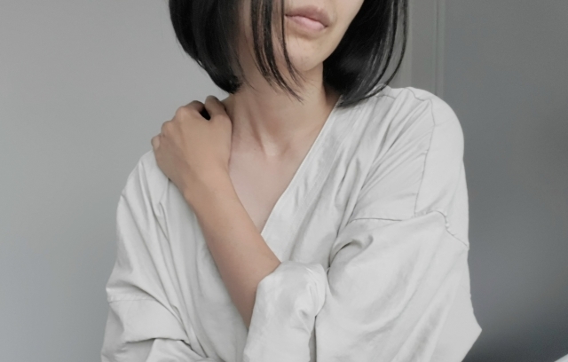 うなだれる女性の画像