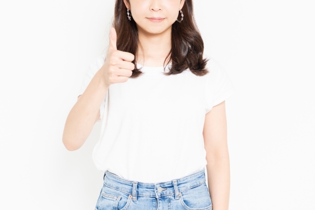 サムアップをする女性の写真