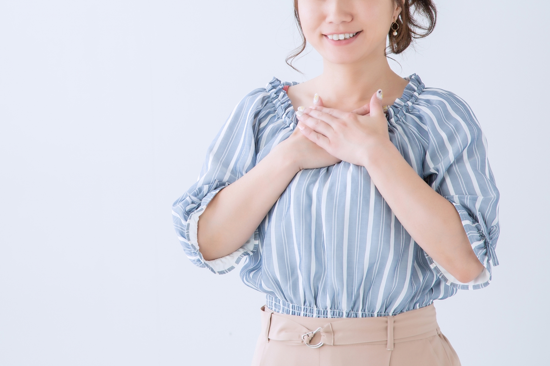 ほっと安心している女性の画像