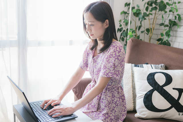 パソコンで仕事をする女性