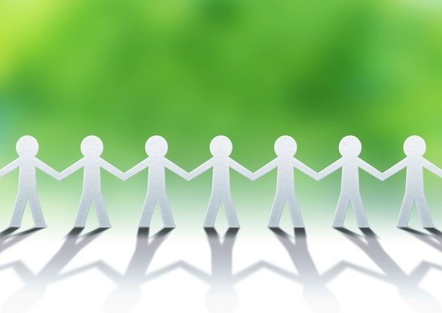 仲間と手を取り合っている画像