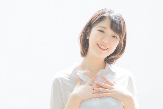 安心した表情の女性の画像